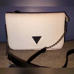 GUESS NOELLE CROSSBODY FLAP ORGANIZER IN WHITE